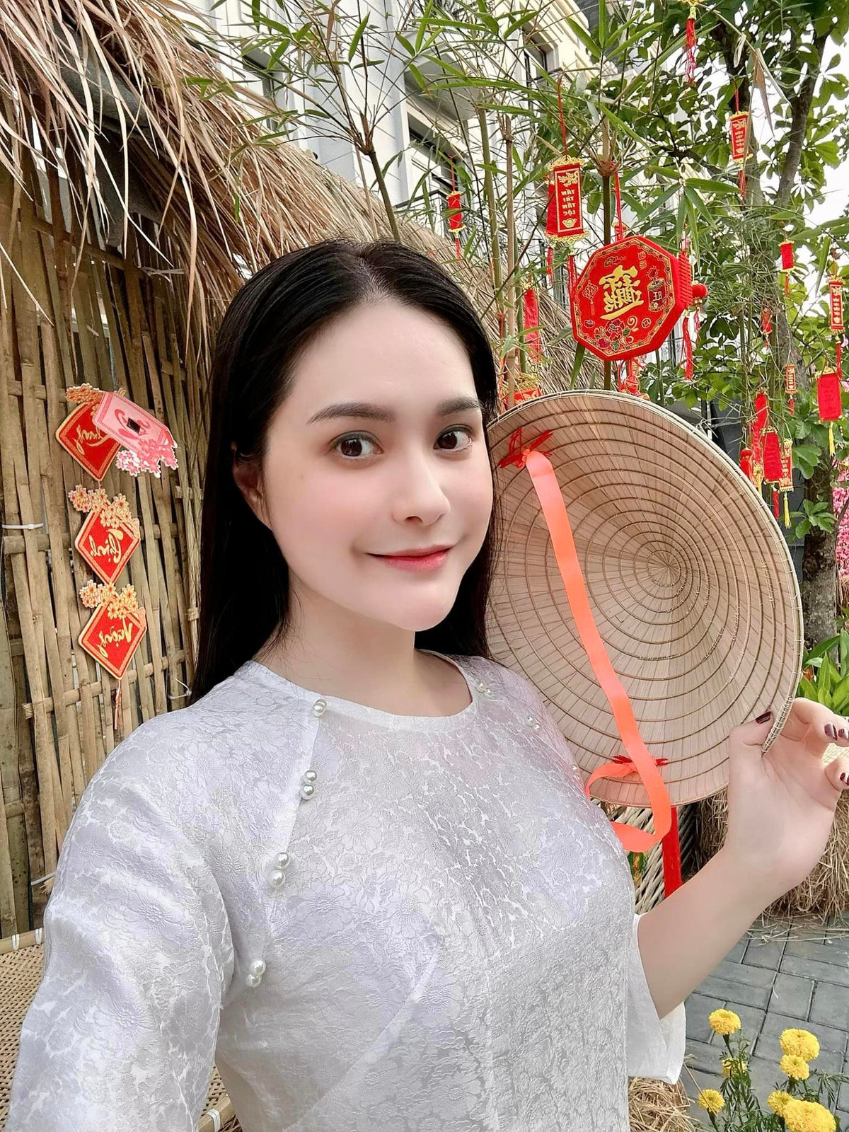 Khu chợ quê được Di Băng lập ra có nhiều gian hàng bán đồ ăn, đồ ăn vặt, đồ lưu niệm,... để mọi người tận hưởng đúng chất chợ quê thời xưa.