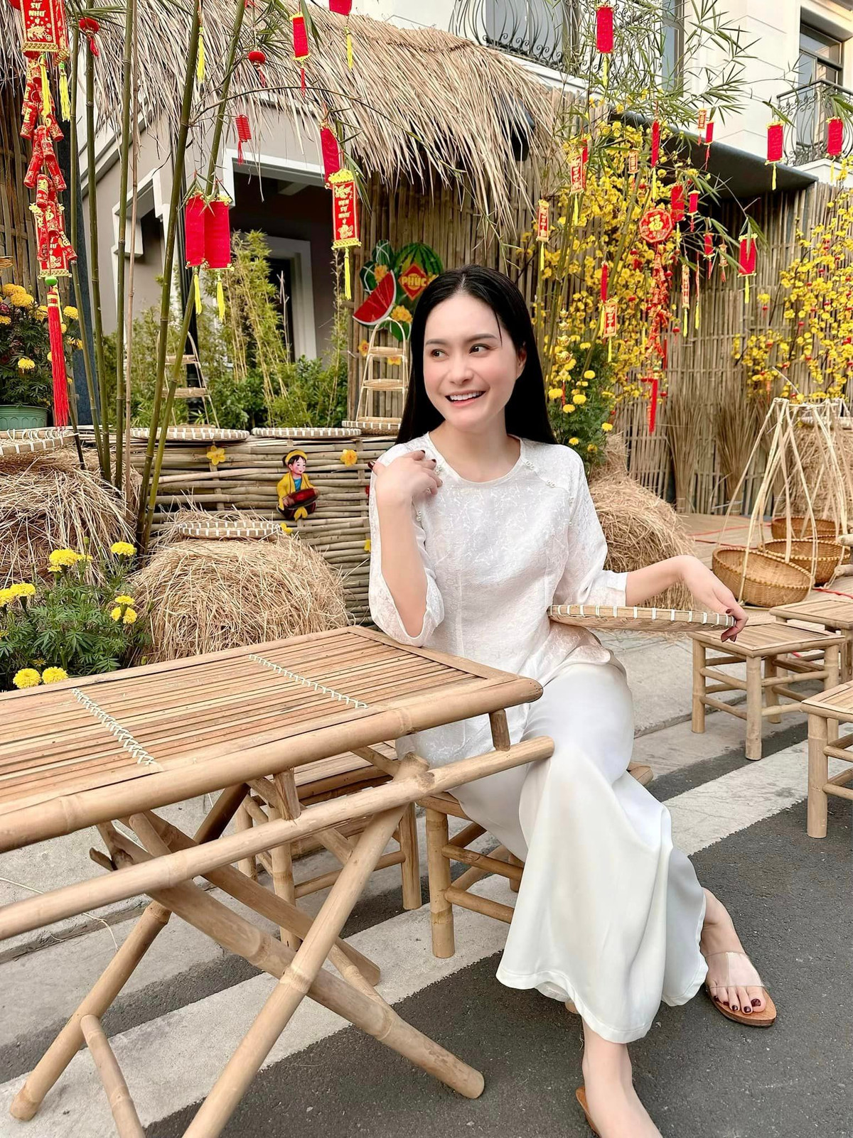 Di Băng cũng mời hàng xóm và gia đình, bạn bè đến vui chơi trong khu chợ trong khu chợ mình xây dựng. Thậm chí, có nhiều tiết mục cổ truyền để chào đón năm mới như múa lân, mọi người diện đồ bà ba, áo tứ thân,... cùng nhau nhảy múa, vui đùa.