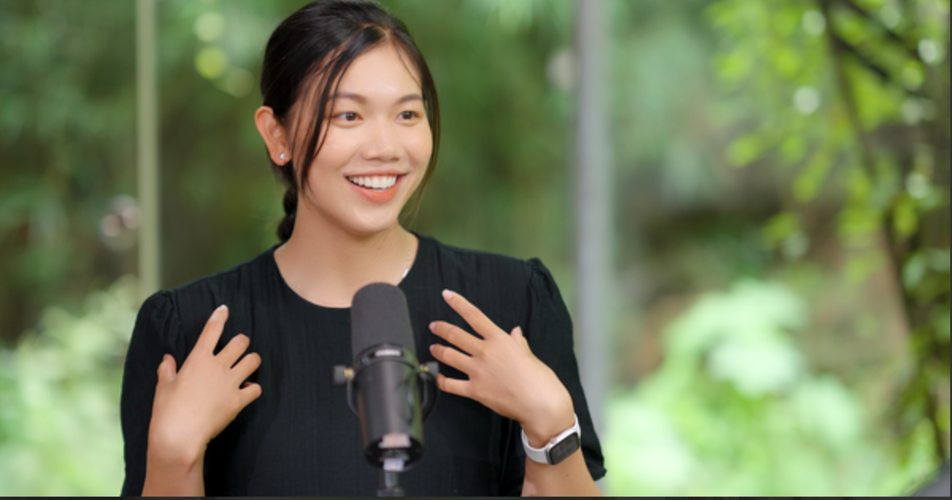 Mới đây, phía dưới bài đăng của Ánh Viên, một dân mạng đã đưa ra tình huống giả định để “hỏi xoáy đáp xoay” cô nàng: “Nghe đồn chồng đi hỏi Ánh Viên, cô hỏi anh ta: Nếu em và mẹ anh rớt xuống sông, anh cứu ai trước?”.