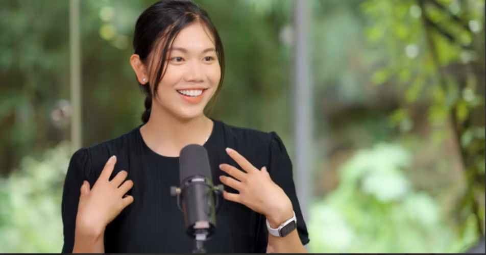 Mới đây, phía dưới bài đăng của Ánh Viên, một dân mạng đã đưa ra tình huống giả định để “hỏi xoáy đáp xoay” cô nàng: “Nghe đồn chồng đi hỏi Ánh Viên, cô hỏi anh ta: Nếu em và mẹ anh rớt xuống sông, anh cứu ai trước?”.