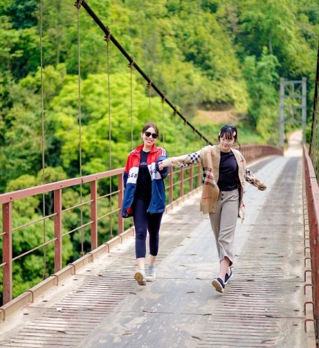 Là cha mẹ, ai cũng mong muốn con mình lớn lên khỏe mạnh, sở hữu vóc dáng vừa vặn, đặc biệt là con gái. Chính vì thế, ngoài dinh dưỡng thì các bậc phụ huynh cũng rèn luyện cho con tập thể dục thể thao nhằm tăng trưởng chiều cao. Và MC Diệp Chi cũng là một trong những bậc phụ huynh cùng con gái cưng tập luyện bộ môn này.