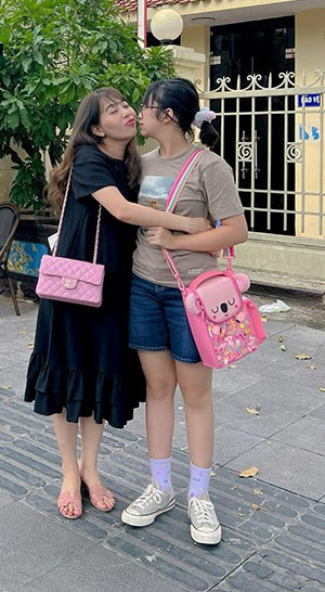 Không chỉ với Pilates, Mô luôn duy trì tập luyện với những bộ môn yêu thích như bơi lội, lặn biển, kick boxing, đi bộ đường dài... Mẹ thấy Mô trau dồi được rất nhiều đức tính tốt thông qua những trải nghiệm này. Thể thao thao chính là môi trường lý tưởng để cùng con rèn ý chí đấy các bố mẹ ạ." Diệp Chi nói thêm.