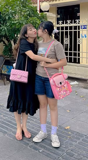 Không chỉ với Pilates, Mô luôn duy trì tập luyện với những bộ môn yêu thích như bơi lội, lặn biển, kick boxing, đi bộ đường dài... Mẹ thấy Mô trau dồi được rất nhiều đức tính tốt thông qua những trải nghiệm này. Thể thao thao chính là môi trường lý tưởng để cùng con rèn ý chí đấy các bố mẹ ạ." Diệp Chi nói thêm.