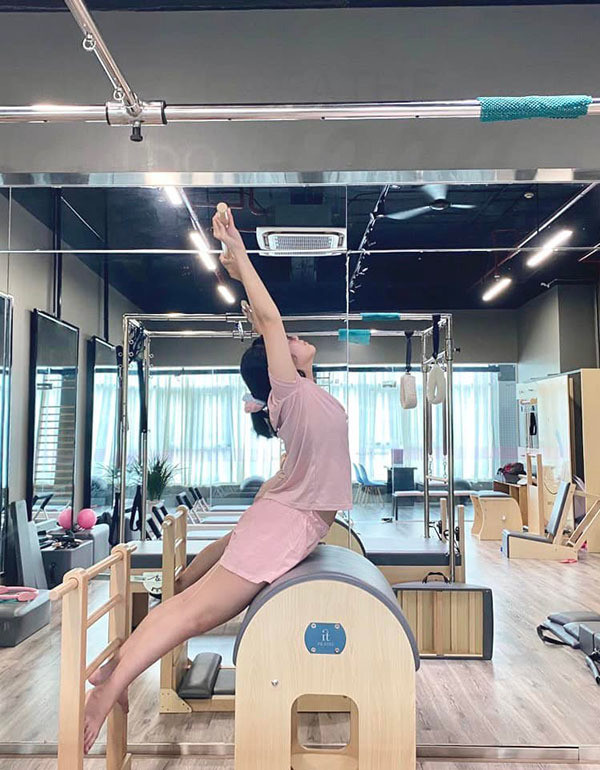 Mẹ dụ Mô cùng nghỉ, đợi nhau đi học sau nhưng Mô vẫn quyết tâm đi học một mình. Nàng bảo 'cơ thể đang quen rèn luyện, không thể để nó chây ì được mẹ ạ'. Và thế là cứ đúng giờ nàng đi bộ đến lớp, học một mình với cô giáo. Cực kỳ chăm chỉ và kỷ luật". Nữ MC VTV cho biết thêm.