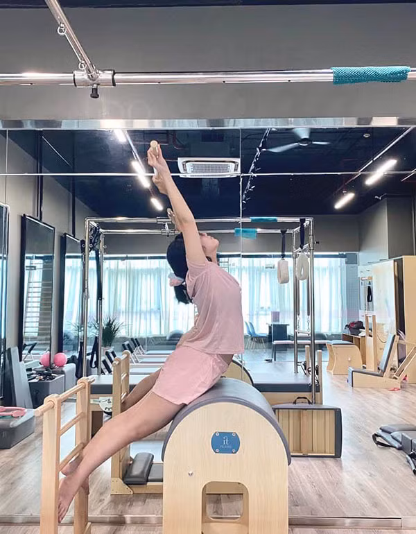 Mẹ dụ Mô cùng nghỉ, đợi nhau đi học sau nhưng Mô vẫn quyết tâm đi học một mình. Nàng bảo 'cơ thể đang quen rèn luyện, không thể để nó chây ì được mẹ ạ'. Và thế là cứ đúng giờ nàng đi bộ đến lớp, học một mình với cô giáo. Cực kỳ chăm chỉ và kỷ luật". Nữ MC VTV cho biết thêm.