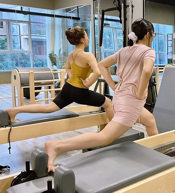 Trên trang cá nhân của mình, MC Diệp Chi cũng chia sẻ thêm: "Đồng hành cùng con tích cực vận động và rèn luyện cơ thể luôn là cách để mẹ cổ vũ Mô phấn đấu cho mục tiêu vui khỏe, mở ra nhiều cơ hội trải nghiệm đa dạng các bộ môn khác nhau...