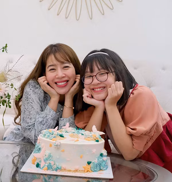 Cụ thể, MC Diệp Chi đã chia sẻ hình ảnh con gái là bé Su Mô tập luyện trên trang FB cá nhân của mình: "Được truyền cảm hứng từ các idol xứ Kim chi, mẹ và em Mô quyết định làm quen với một bộ môn mới là Pilates trong mùa hè năm nay. Lịch tập mỗi tuần 3 buổi nhưng nhiều lúc mẹ quá bận, không thể sắp xếp được...