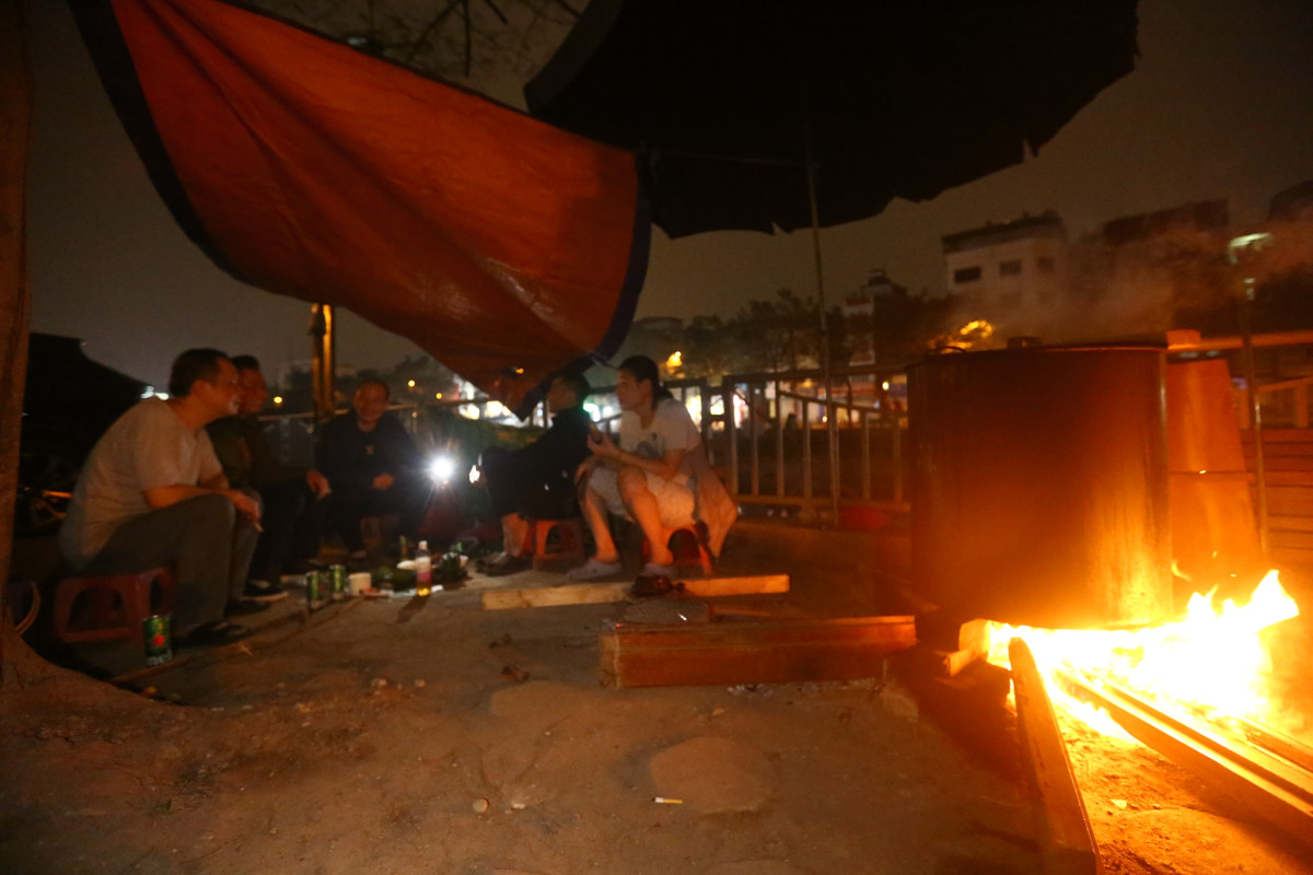 Bánh chưng sau 12 tiếng mới có thể vớt ra, chưa kể phải cấp nước, cấp củi liên tục để bánh chín đều. Những người trong gia đình chú Hàn phải thay nhau canh nồi bánh chưng mấy đêm liền.