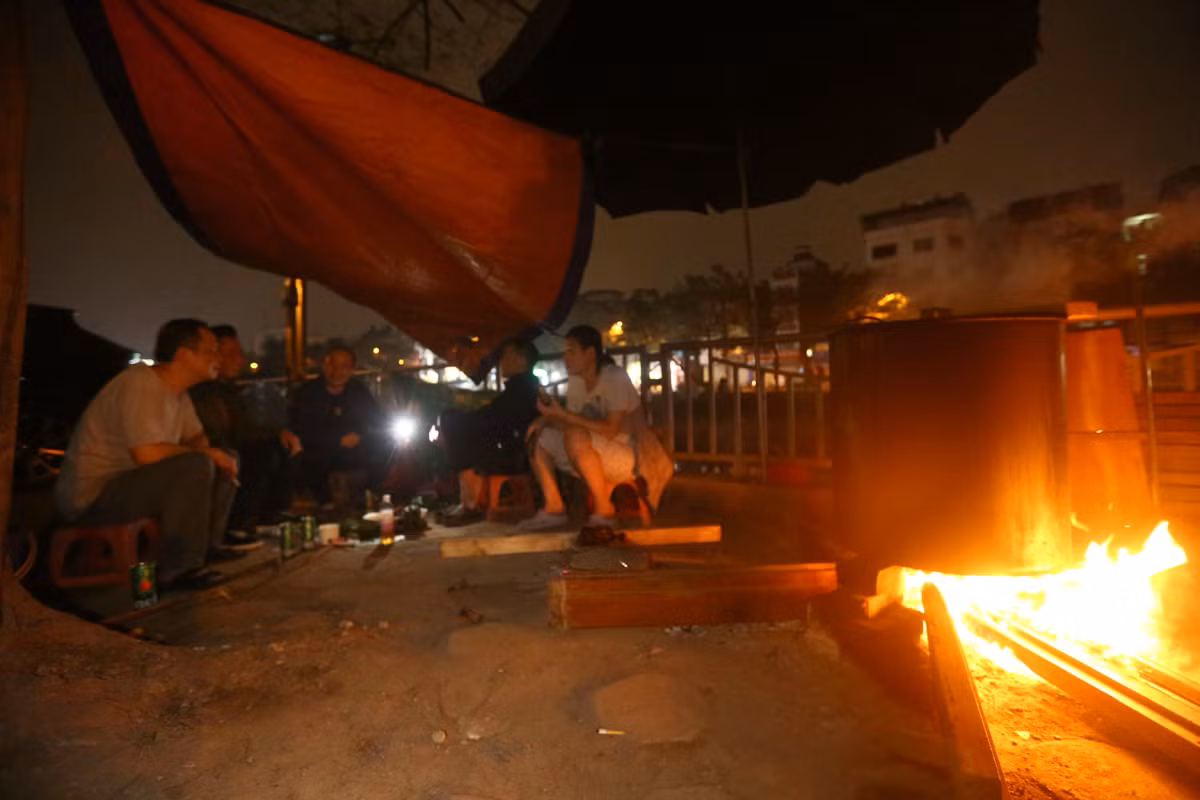 Bánh chưng sau 12 tiếng mới có thể vớt ra, chưa kể phải cấp nước, cấp củi liên tục để bánh chín đều. Những người trong gia đình chú Hàn phải thay nhau canh nồi bánh chưng mấy đêm liền.