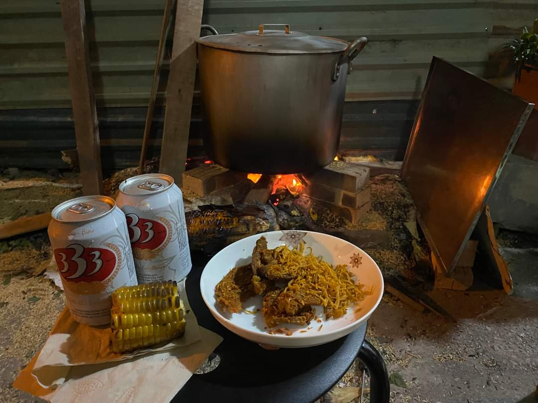 Như mọi năm gia đình Chú Hàn (63 tuổi) sống tại phố Khương Đình, Thanh Xuân, Hà Nội) bắt đầu nấu bánh chưng từ 24 tháng Chạp.