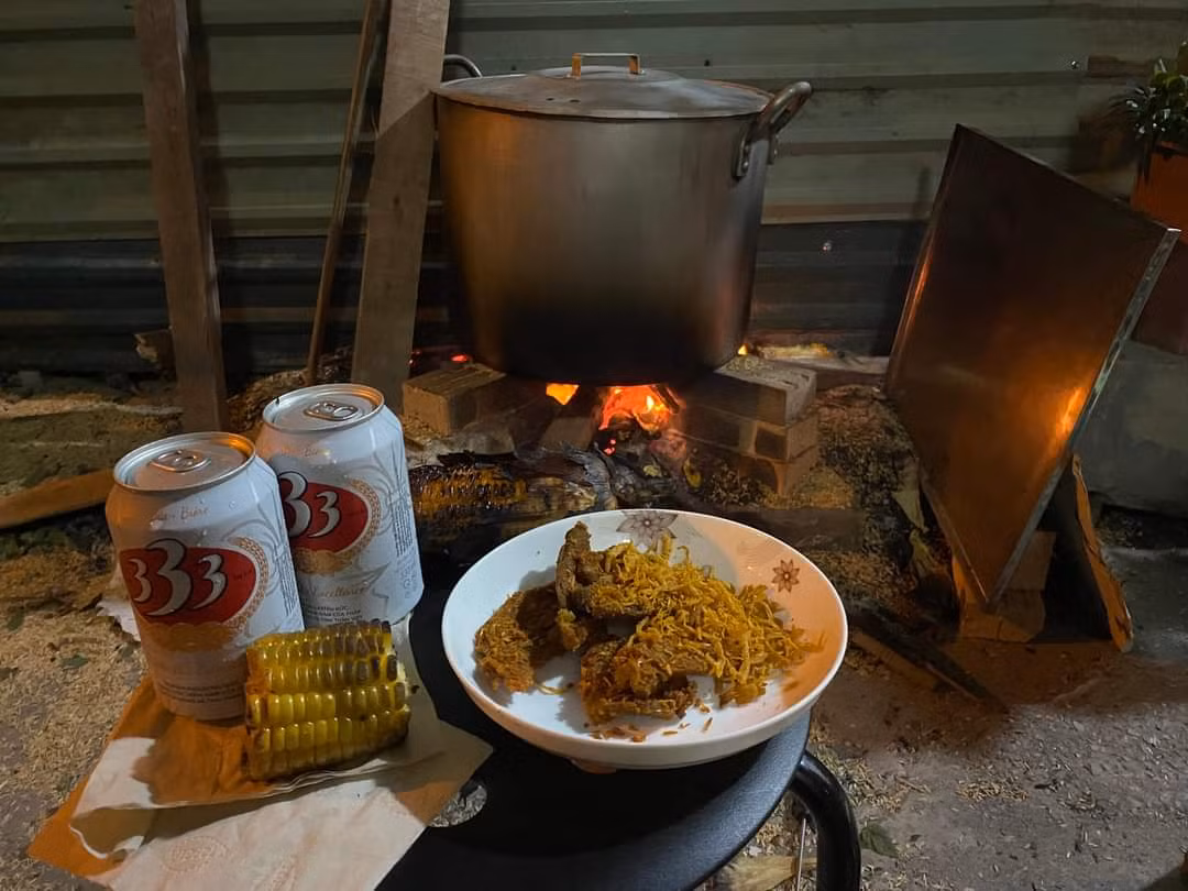 Như mọi năm gia đình Chú Hàn (63 tuổi) sống tại phố Khương Đình, Thanh Xuân, Hà Nội) bắt đầu nấu bánh chưng từ 24 tháng Chạp.