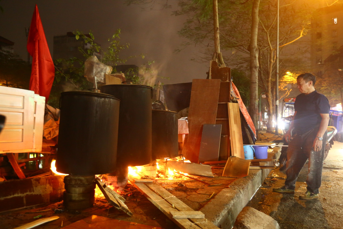 "Gia đình bắt đầu bắc bếp luộc bánh chưng từ sau ngày ông Công, ngày nào cũng đỏ lửa cho đến 30 Tết. Bánh chưng làm chủ yếu phục vụ người thân, gia đình, hàng xóm xung quanh khu nhà", chú Hàn chia sẻ.