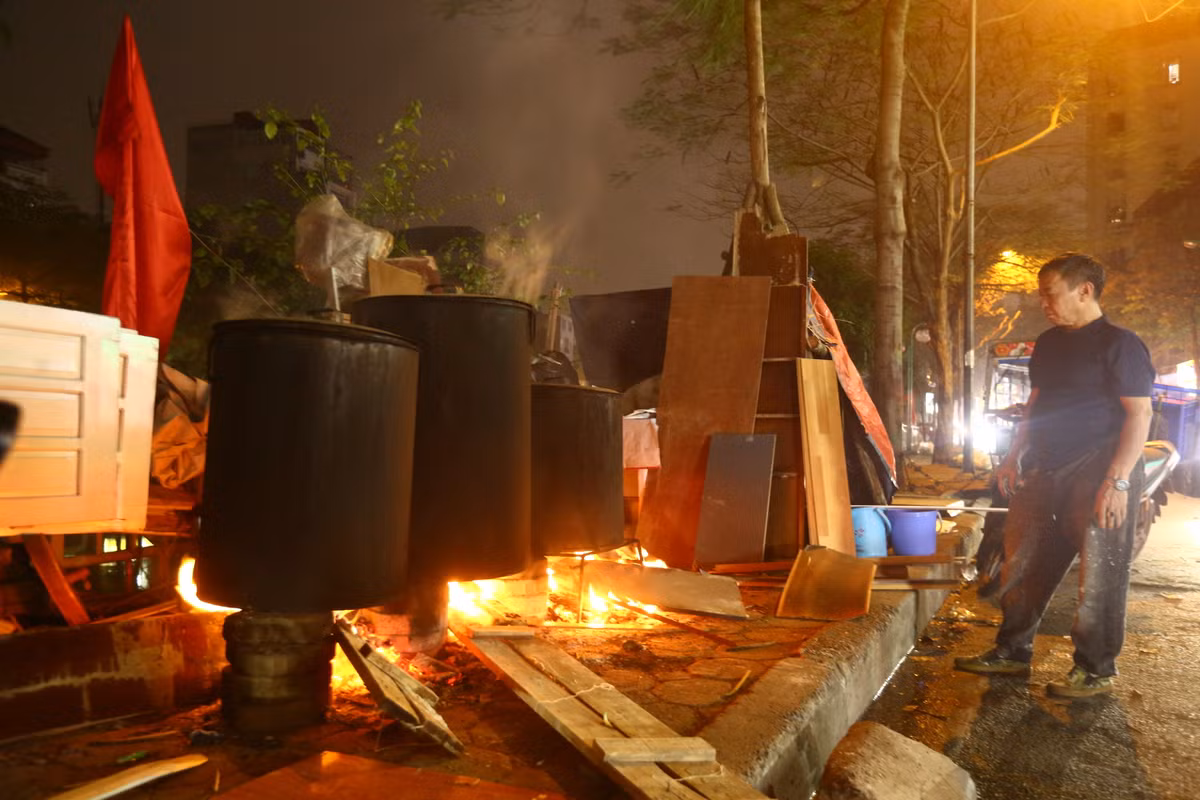 "Gia đình bắt đầu bắc bếp luộc bánh chưng từ sau ngày ông Công, ngày nào cũng đỏ lửa cho đến 30 Tết. Bánh chưng làm chủ yếu phục vụ người thân, gia đình, hàng xóm xung quanh khu nhà", chú Hàn chia sẻ.