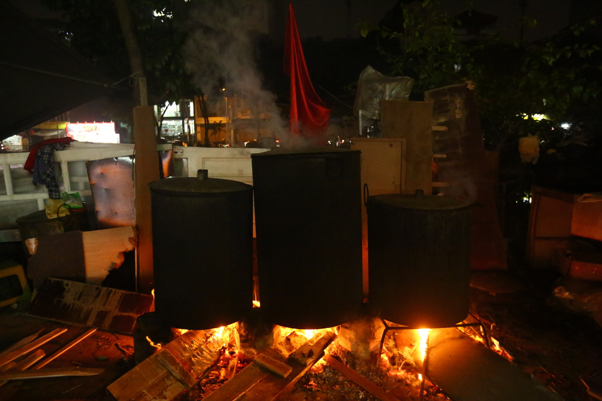 Chú Hàn cho biết, để nấu bánh chưng chú chuẩn bị 3 nồi, hai nồi thấp có thể nấu khoảng 50 bánh, hai nồi cao hơn có thể nấu khoảng 70-100 cái bánh. Mỗi ngày chú nấu được khoảng 300-400 bánh, mỗi đợt nấu khoảng 2.500 cái.