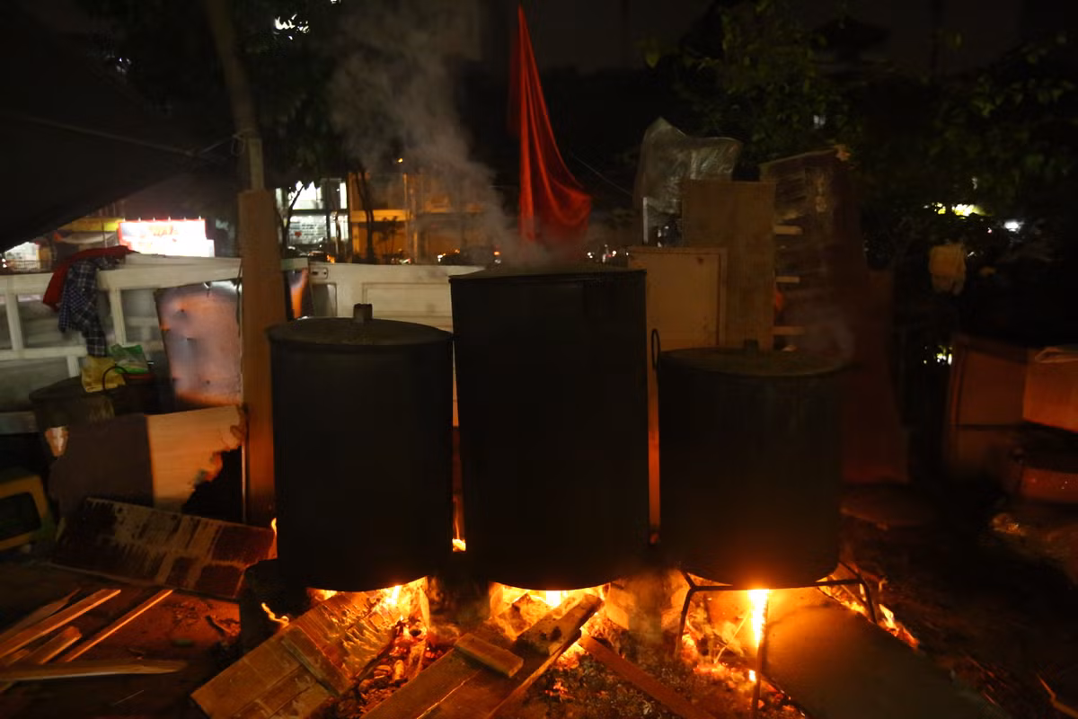 Chú Hàn cho biết, để nấu bánh chưng chú chuẩn bị 3 nồi, hai nồi thấp có thể nấu khoảng 50 bánh, hai nồi cao hơn có thể nấu khoảng 70-100 cái bánh. Mỗi ngày chú nấu được khoảng 300-400 bánh, mỗi đợt nấu khoảng 2.500 cái.