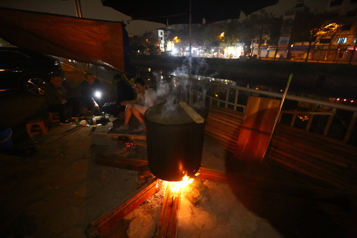 Nồi bánh chưng nghi ngút khói trên vỉa hè Hà Nội, hình ảnh chỉ có thể thấy những ngày cuối cùng của năm.