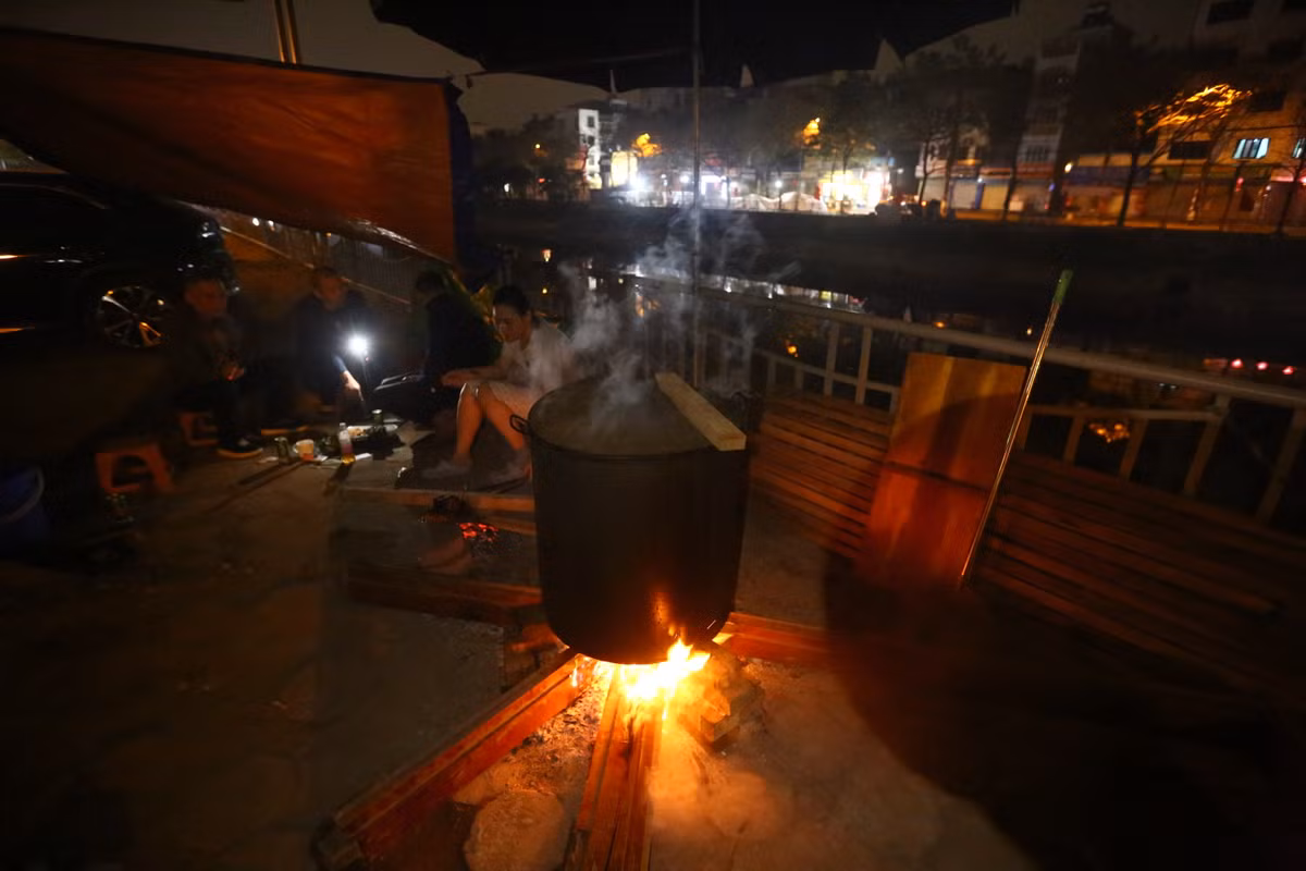 Nồi bánh chưng nghi ngút khói trên vỉa hè Hà Nội, hình ảnh chỉ có thể thấy những ngày cuối cùng của năm.