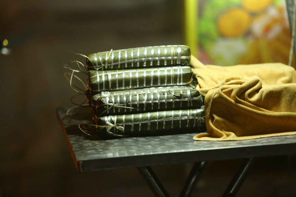 Những tấm bánh chưng sau khi được vớt từ nồi và chờ để ép cho chắc.