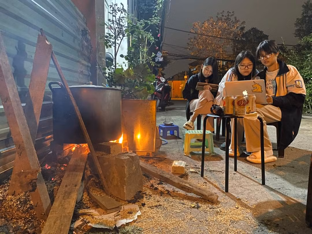 Ghi nhận của PV trong những ngày cuối năm, nhiều góc sân của Hà Nội bắt đầu đỏ lửa hồng, các gia đình quây quần, thức xuyên đêm bên nồi bánh chưng nghi ngút khói.