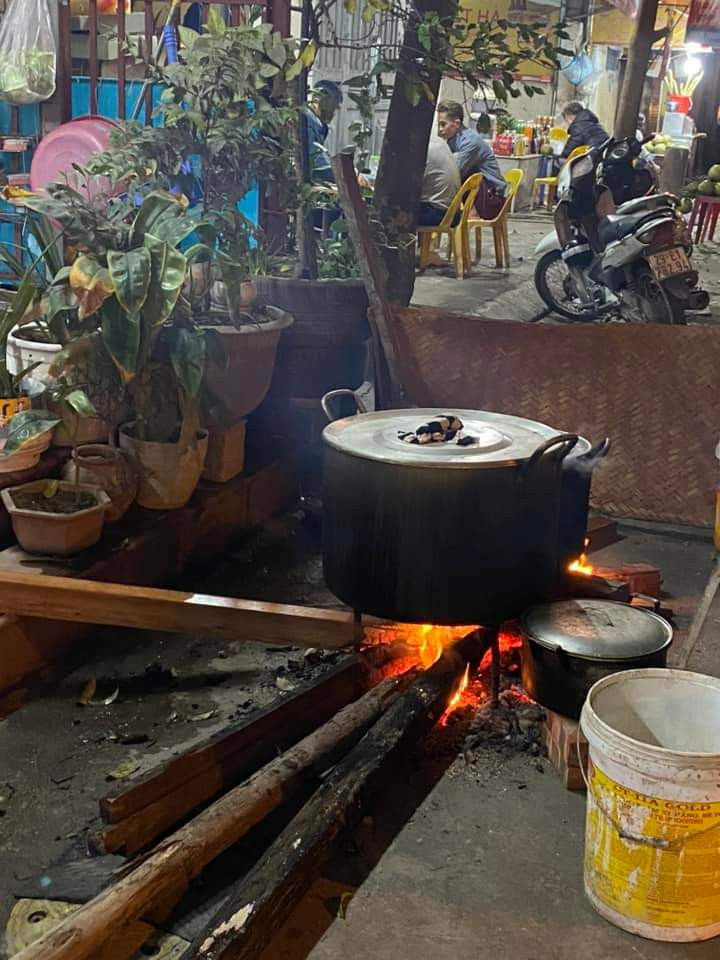 Khi xã hội ngày càng phát triển, mọi thứ có thể đều mua ở được chợ hay các siêu thị lớn, song nhiều gia đình ở Hà Nội vẫn giữ nét truyền thống trong dịp Tết bằng cách tự nấu bánh chưng. Cả nhà quây quần cùng gói bánh chưng, canh bếp lửa chờ bánh chín.