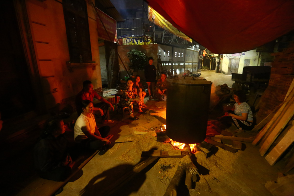 Chị Tâm chia sẻ, cứ tầm 27-28 Tết Âm lịch là anh chị em trong gia đình ba thế hệ lại tụ họp. Từ khi chị còn đi học đến khi lập gia đình, năm nào nhà chị cũng nấu một nồi bánh chưng để giữ cái nếp truyền cho đời con đời cháu.