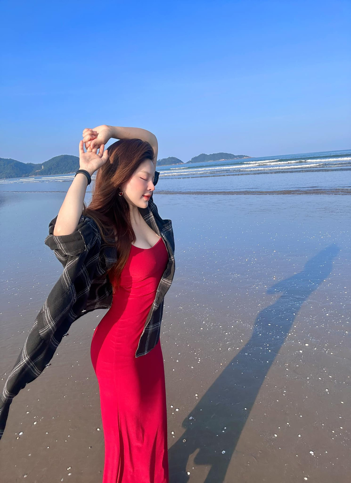 Trên trang cá nhân, Trà My có lựa chọn đa dạng về phong cách thời trang ở đời thường.