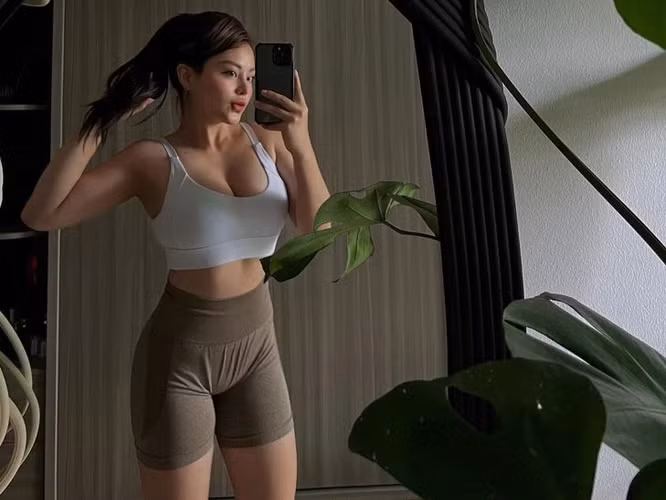 Ngoài những bộ đồ bó khi đi tập, "hot girl phòng gym" thường xuyên áp dụng công thức lên đồ quần jean với áo ngắn để khoe đường cong hơn đường đua.