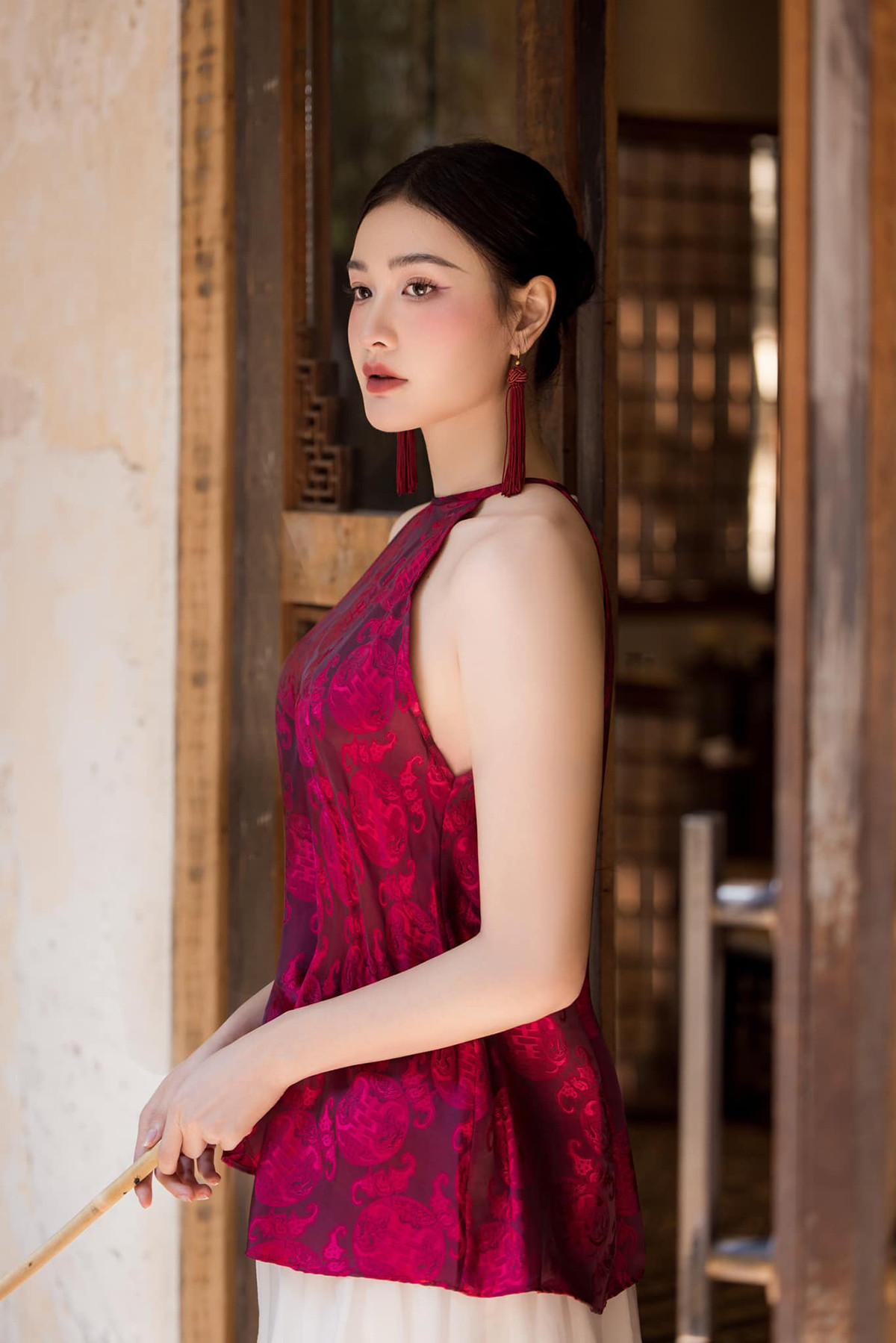 Kim Thanh khoe bờ vai mảnh mai.