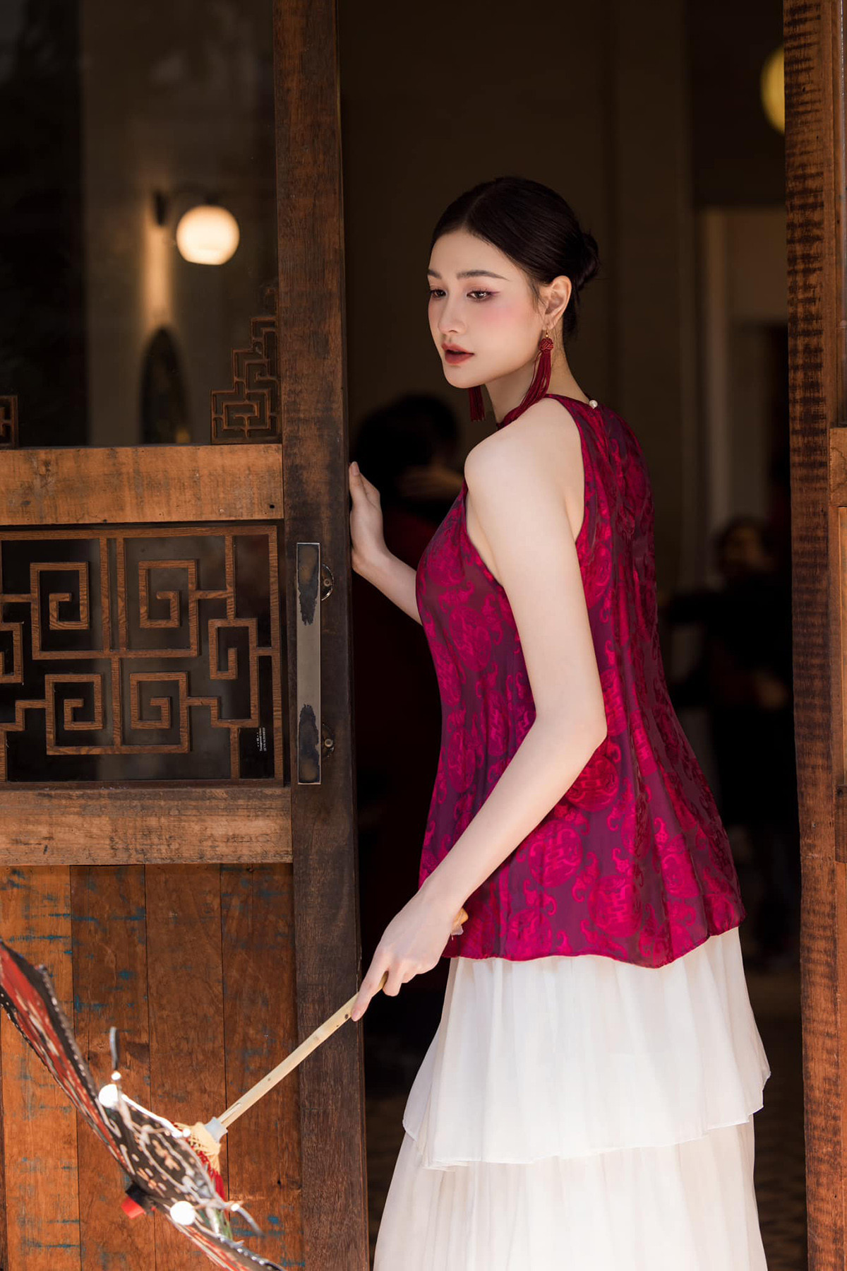 Nữ VĐV đội VTV Bình Điền Long An mặc áo yếm màu đỏ kết hợp chân váy xòe dài.