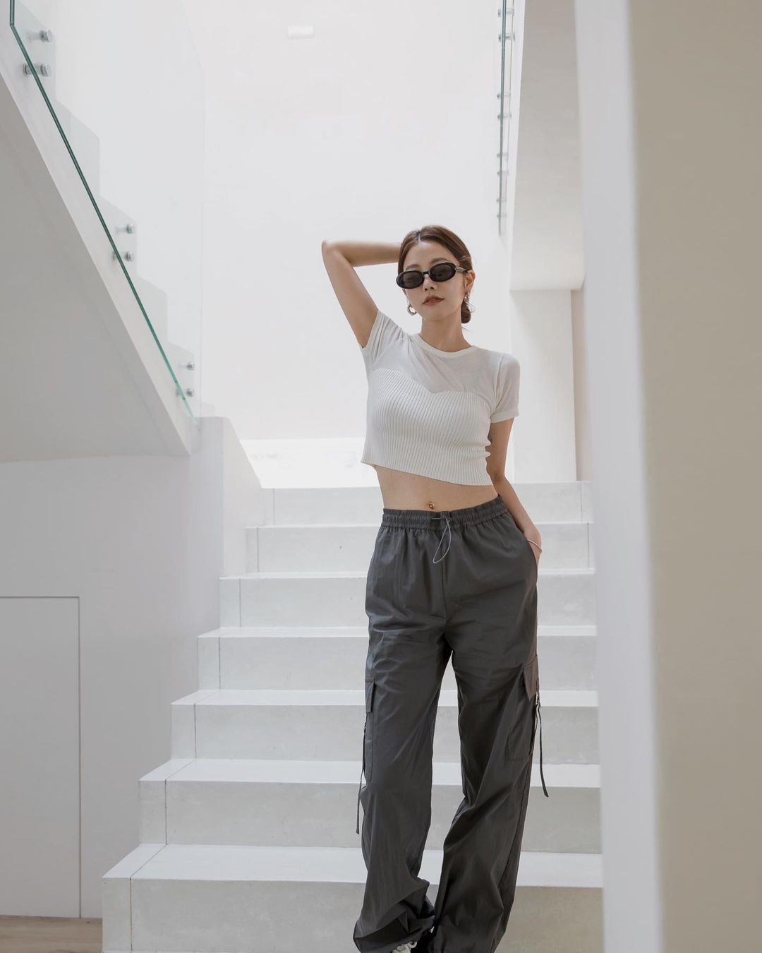 Sở hữu vẻ ngoài thu hút không kém người mẫu trẻ tuổi, nhà thiết kế thường xuyên chụp ảnh mẫu cho nhãn hàng của mình.