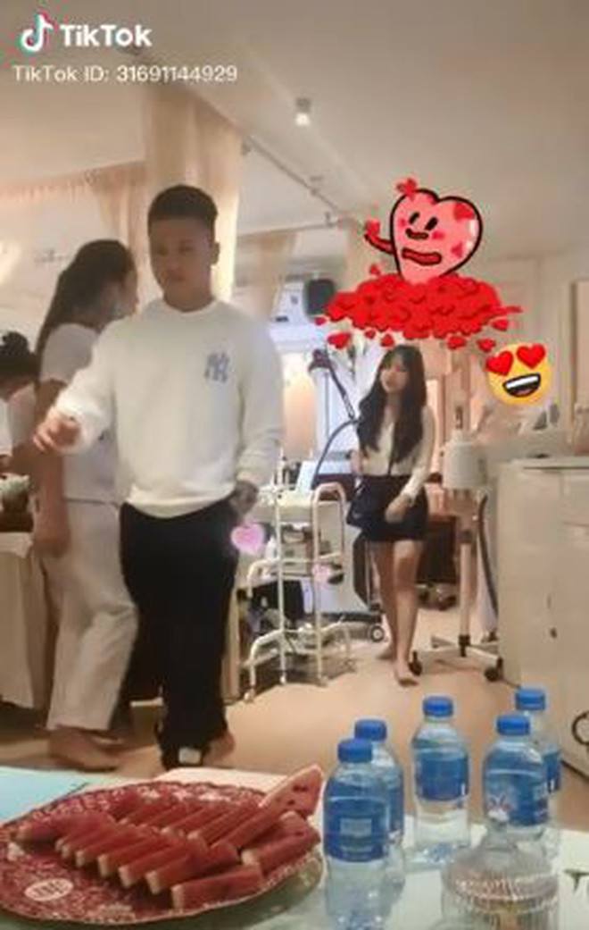 Trước "cô chủ tiệm nail" Quang Hải còn dính tin đồn hẹn hò với "hot girl 1m52" tên Thanh Thủy khoảng tháng 10.