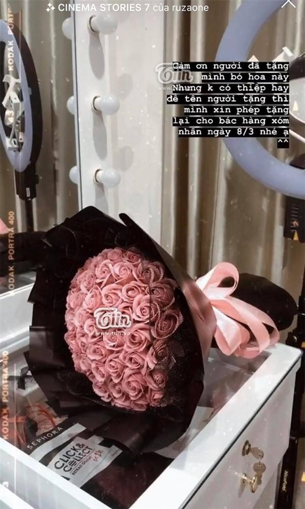 Chia sẻ với báo Đất Việt, hot girl giấu mặt chia sẻ: "Lúc đó (Quang Hải dính tin đồn quay lại với Nhật Lê), mình thấy cũng chưa có gì là chính thức cả nên nghĩ không sao và vẫn tha thứ cho bạn ấy (Quang Hải). Nhưng trong khoảng thời gian đó, bạn ấy không chỉ quay lại với Nhật Lê mà còn quen với rất nhiều người khác. Thậm chí, bạn ấy vẫn tặng mình một bó hoa giống hệt với bó tặng Nhật Lê. Mình cảm thấy buồn cười hơn nữa là bạn ấy hẹn hò ai cũng đến cùng một chỗ. Từ đợt Huyền My đến Huỳnh Anh, đợt tán tỉnh mình cũng đến quán đó luôn". Ảnh: báo Đất Việt