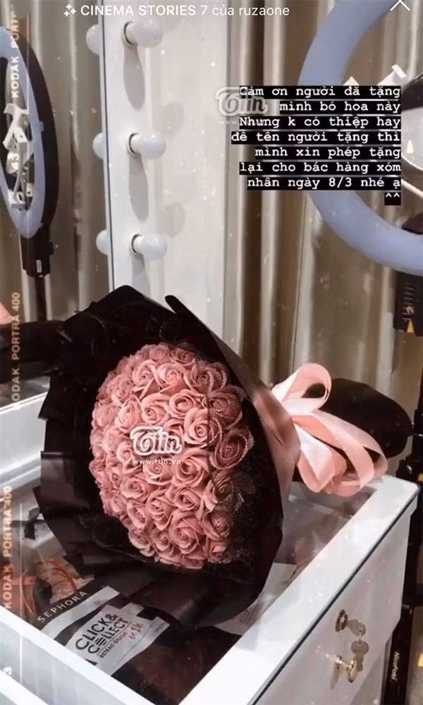 Chia sẻ với báo Đất Việt, hot girl giấu mặt chia sẻ: "Lúc đó (Quang Hải dính tin đồn quay lại với Nhật Lê), mình thấy cũng chưa có gì là chính thức cả nên nghĩ không sao và vẫn tha thứ cho bạn ấy (Quang Hải). Nhưng trong khoảng thời gian đó, bạn ấy không chỉ quay lại với Nhật Lê mà còn quen với rất nhiều người khác. Thậm chí, bạn ấy vẫn tặng mình một bó hoa giống hệt với bó tặng Nhật Lê. Mình cảm thấy buồn cười hơn nữa là bạn ấy hẹn hò ai cũng đến cùng một chỗ. Từ đợt Huyền My đến Huỳnh Anh, đợt tán tỉnh mình cũng đến quán đó luôn". Ảnh: báo Đất Việt