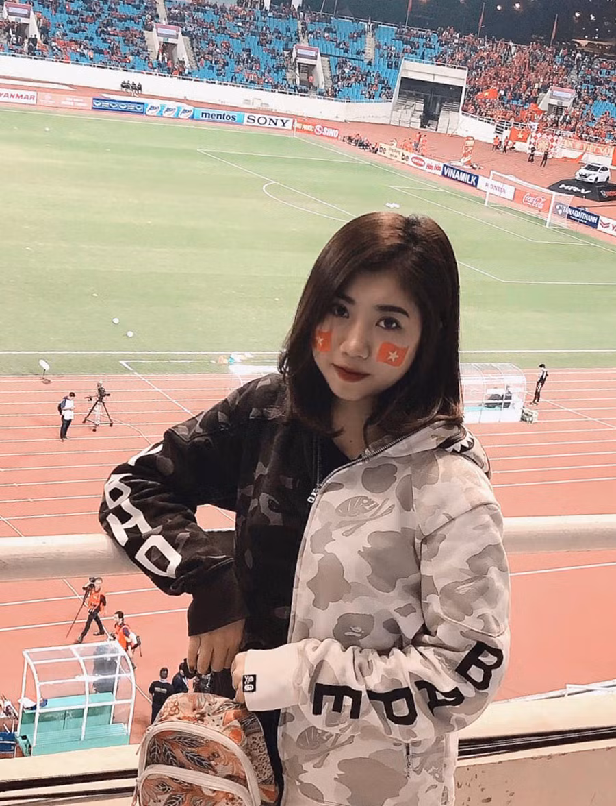 Bên cạnh đó, Nguyễn Nụ cũng rất chăm chỉ đến sân theo dõi và cổ vũ các tuyển thủ áo đỏ thi đấu.