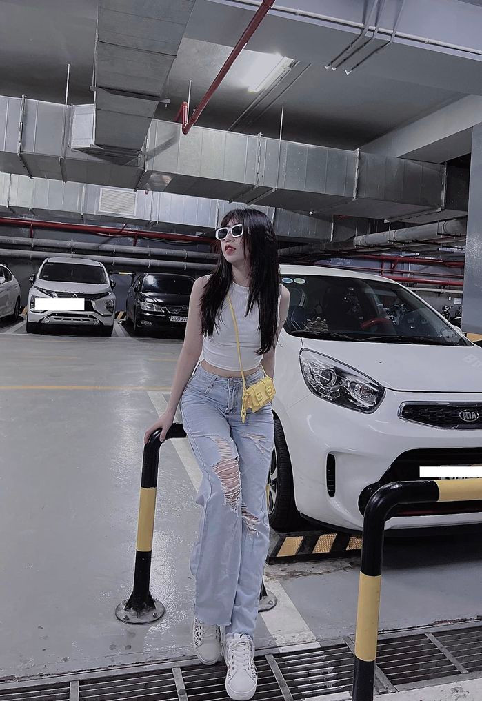 Hiện Văn Toàn đang xuất ngoại và đầu quân chơi vị trí tiền đạo cho câu lạc bộ K League 2 Seoul E-Land của Hàn Quốc. Chân sút 9X đã từng có khoảng thời gian học tiếng Hàn trước đó vì thế anh chàng khá thoải mái trong việc hoà nhập, thích nghi cùng CLB mới.