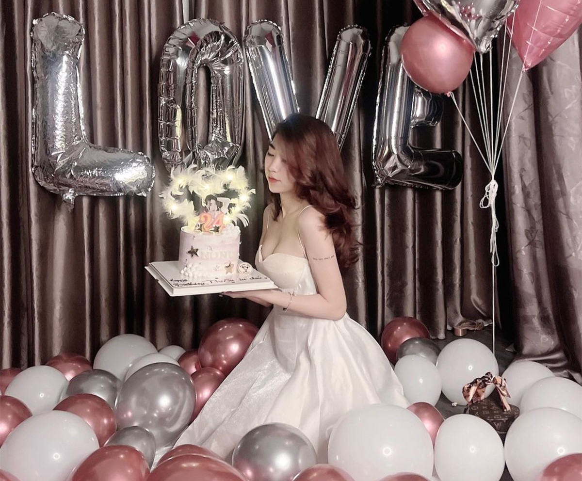 Theo đó, em gái Văn Toàn tên thật là Nguyễn Thị Nụ (tên thường gọi là Nguyễn Nụ), cô nàng 9X chỉ nhỏ hơn anh trai một tuổi.