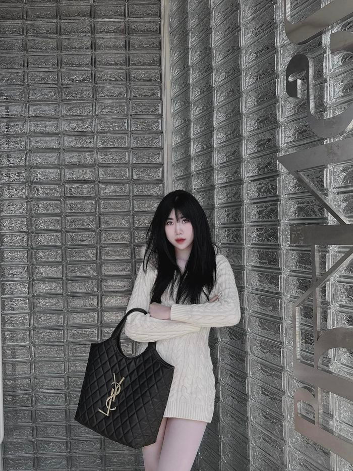 Cách đây chưa lâu, Nguyễn Nụ đã chia sẻ hình ảnh cùng anh trai đi sắm đồ đôi, cô nàng 9X dí dỏm chia sẻ dòng trạng thái như sau: “Anh trai ế rủ em gái đi mua đồ đôi”.