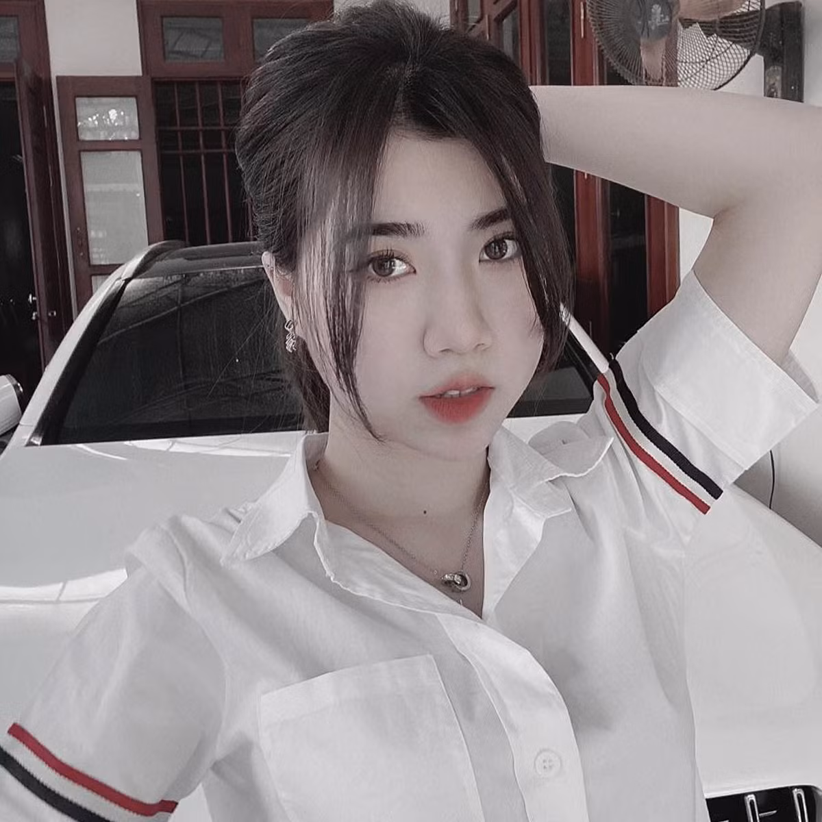 Trước đây Nguyễn Nụ từng là sinh viên theo học ngành dược và có khoảng thời gian làm tại quầy thuốc.