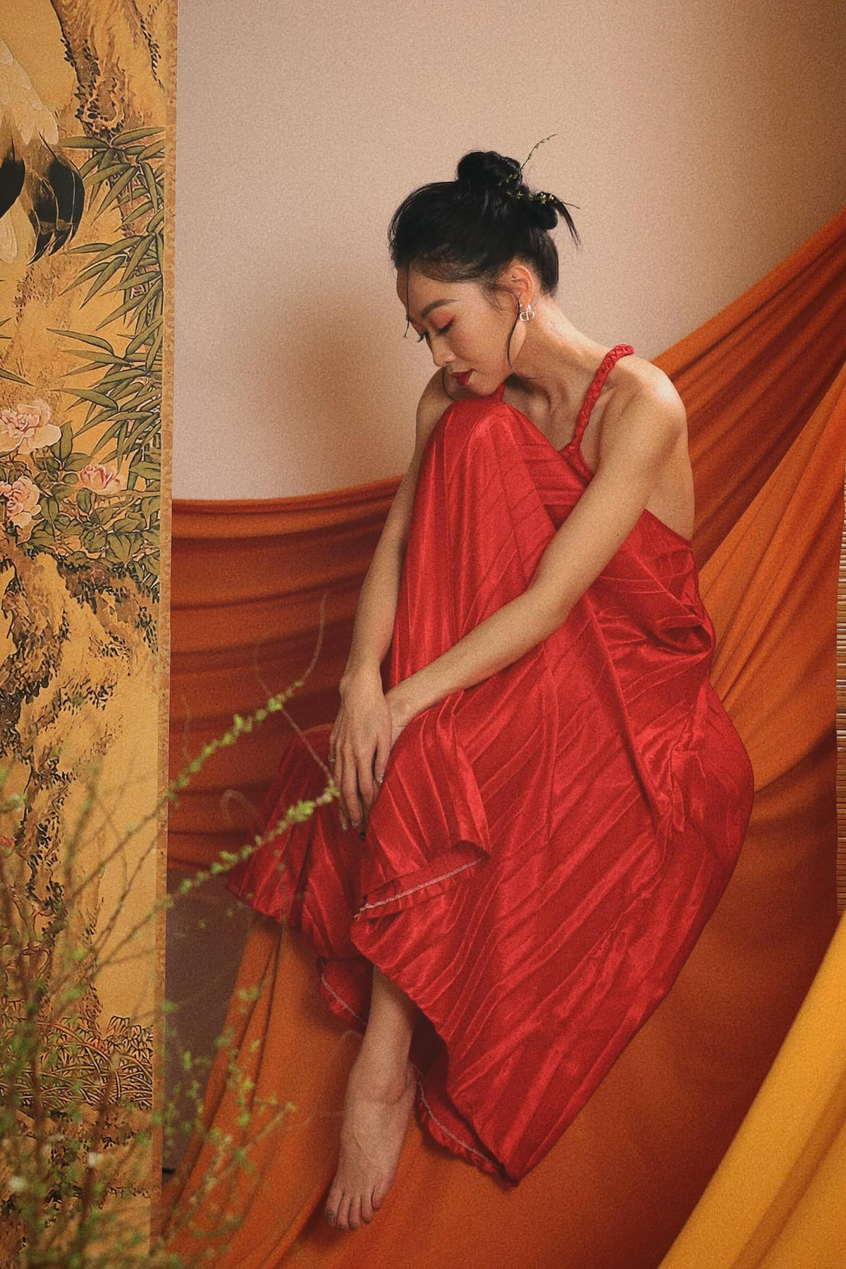 Từ cách tạo dáng mềm mại, Ngân Thương đưa người xem ngắm mình mãi không chán.