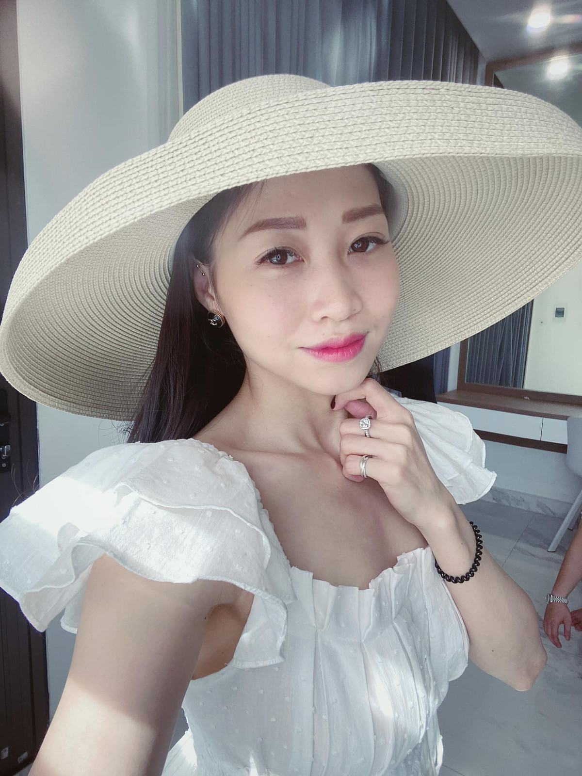 Ngoài việc làm HLV trẻ Hà Nội, Ngân Thương được một vài trung tâm thể dục thẩm mỹ mời làm HLV dạy stretching (giải phóng cơ thể).