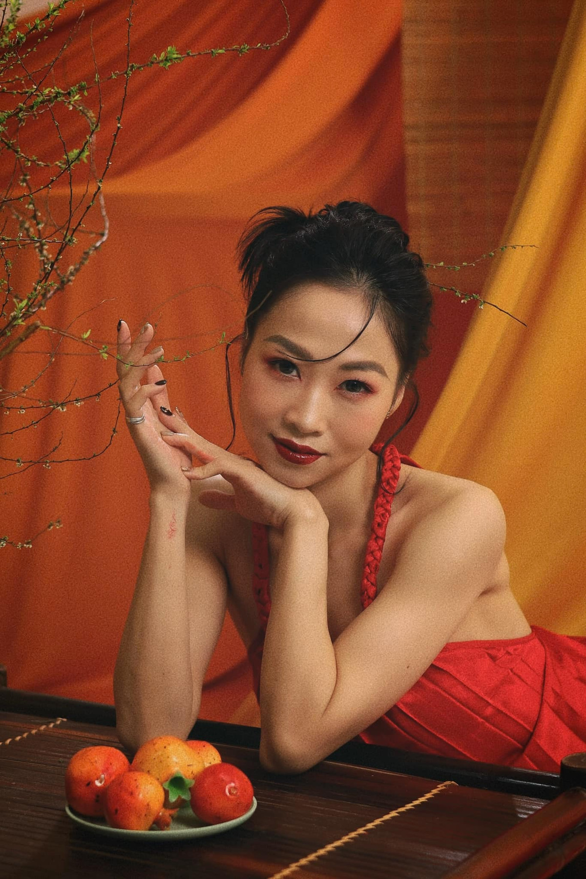 Không quá cầu kì trong concept nhưng với chiếc váy đỏ cùng đạo cụ đơn giản nhưng Ngân Thương khiến nhiều người chú bằng chính thần thái của mình.