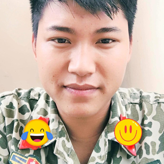 Tất nhiên, không phải lúc nào Mũi trưởng cũng nghiêm nghị. Anh chính là kiểu đàn ông bên ngoài lạnh lùng, bên trong ấm áp, cười lên 1 cái "xỉu up xỉu down".