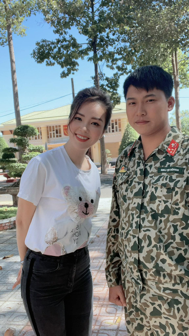 Thậm chí sau khi Sao Nhập Ngũ lên sóng, mối quan hệ thân thiết của cả hai ngoài đời còn khiến dân tình bán tín bán nghi chuyện "show giả - tình thật".