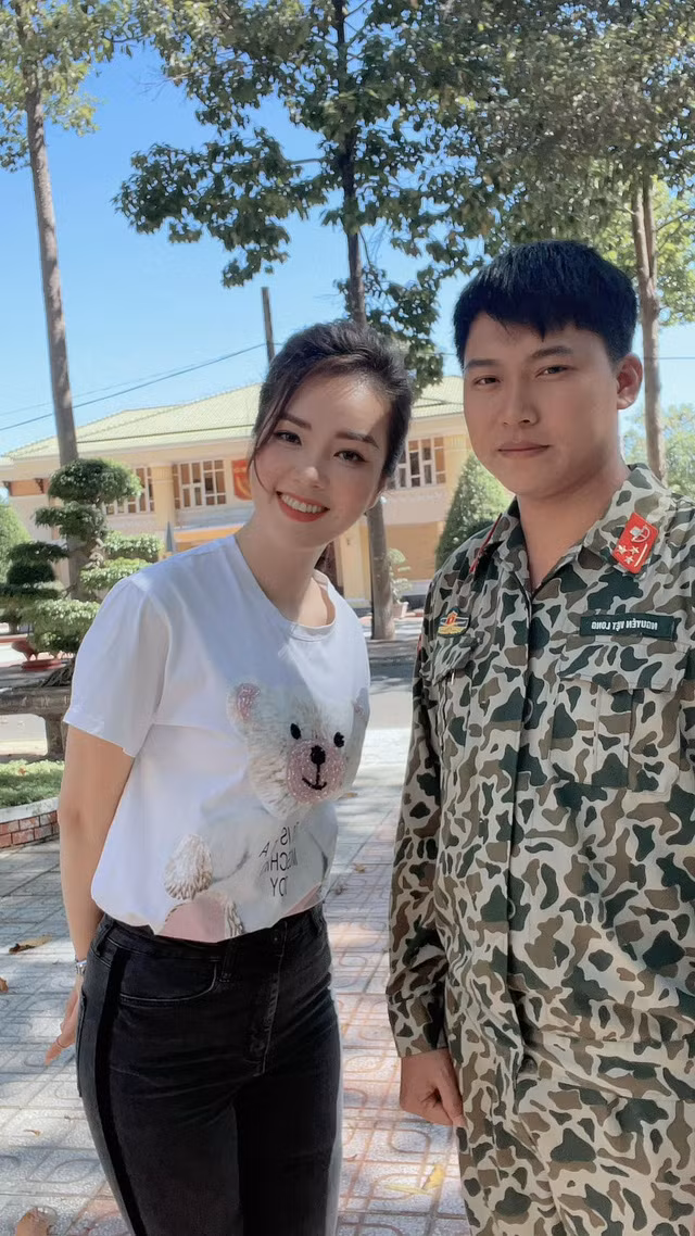 Thậm chí sau khi Sao Nhập Ngũ lên sóng, mối quan hệ thân thiết của cả hai ngoài đời còn khiến dân tình bán tín bán nghi chuyện "show giả - tình thật".