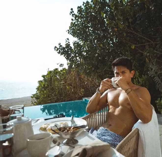 Mateen cho biết mình là người thực tế, không thích phô trương sự giàu có của gia đình và có nhiều đam mê, thích dành thời gian cho gia đình, bạn bè.