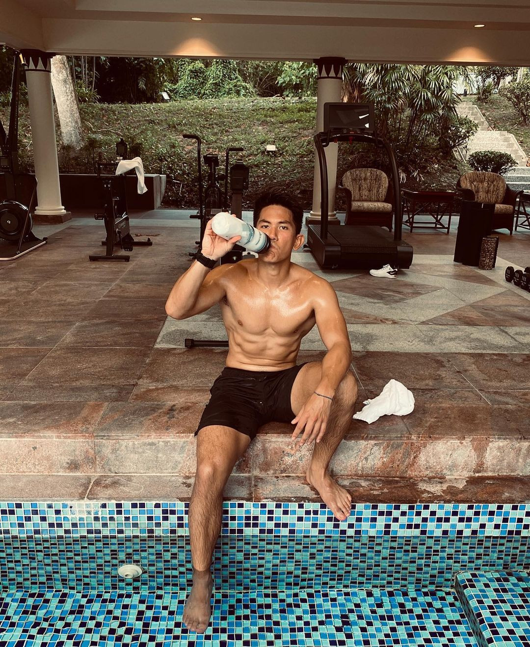 Còn về người bạn đời, Mateen muốn đó là một cô gái chân thành, thực tế, đơn giản và có các sở thích chung.