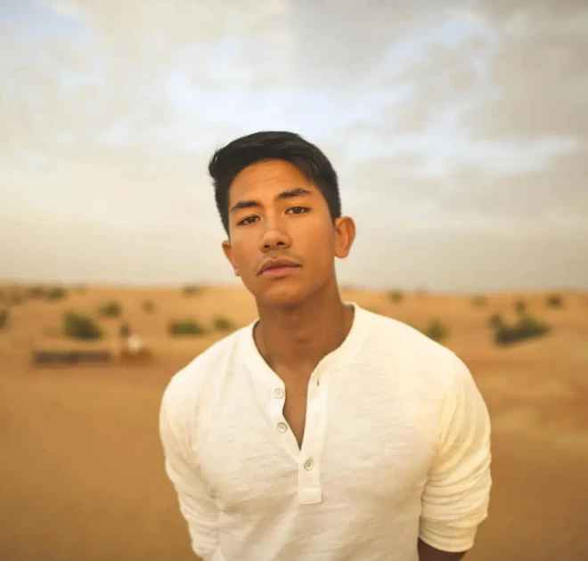 Tuy nhiên theo tìm hiểu, Hoàng tử Brunei hiện chưa có mặt tại Việt Nam. Trên trang cá nhân của mình, Abdul Mateen chỉ đăng tải các hình ảnh mang tính ngoại giao, công việc. Ngoài ra, cách đây vài giờ đồng hồ, chàng hoàng tử đẹp trai này còn đang check-in ở Anh.