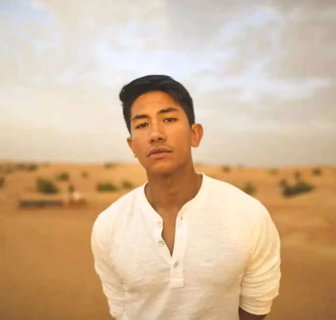 Tuy nhiên theo tìm hiểu, Hoàng tử Brunei hiện chưa có mặt tại Việt Nam. Trên trang cá nhân của mình, Abdul Mateen chỉ đăng tải các hình ảnh mang tính ngoại giao, công việc. Ngoài ra, cách đây vài giờ đồng hồ, chàng hoàng tử đẹp trai này còn đang check-in ở Anh.