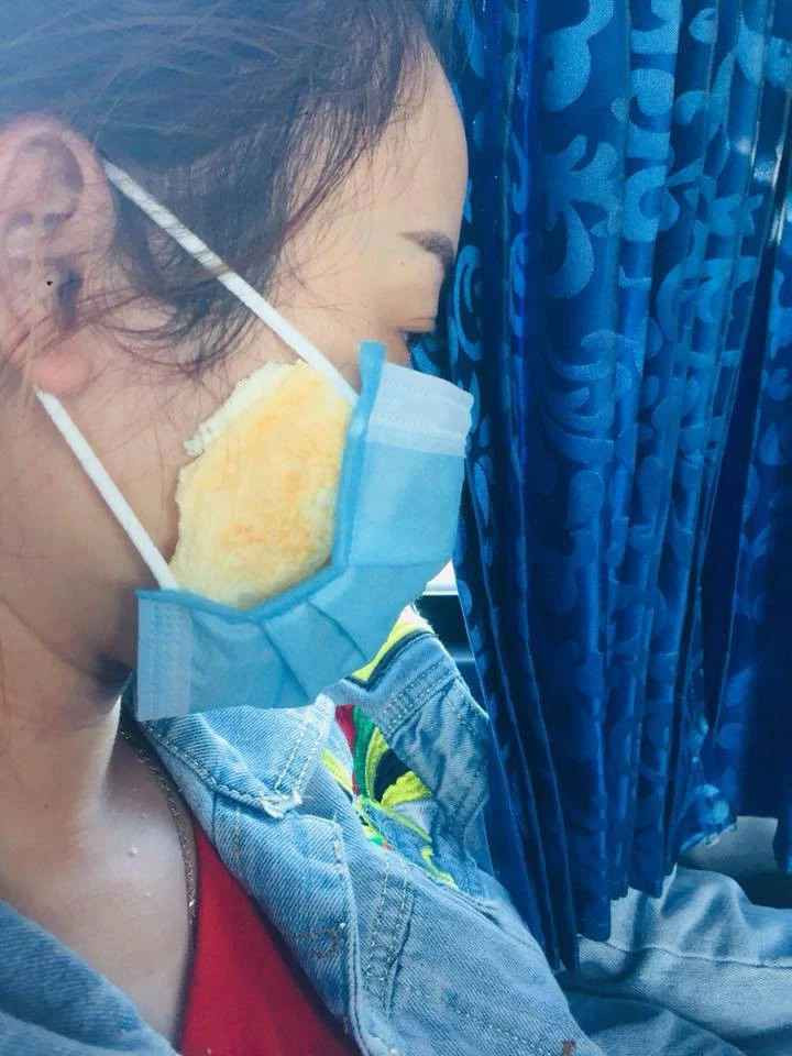 Phía trong chiếc khẩu trang là lớp bánh mì.
