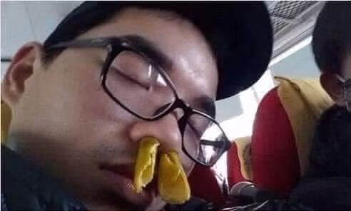 Khách say xe cũng không ngại đeo chúng lên miệng, nhét vào mũi rồi nhắm mắt ngủ một mạch.